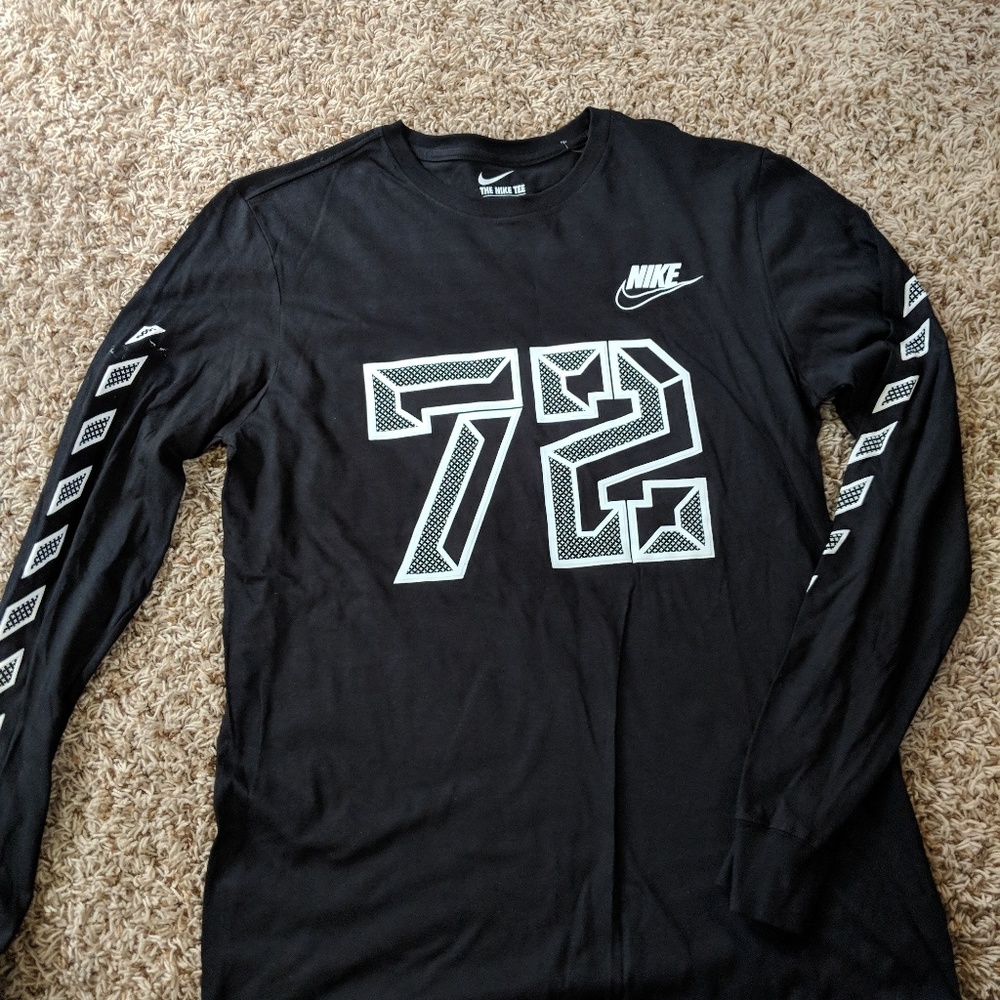 Men's sz medium Nike long sleeved tee. New!
